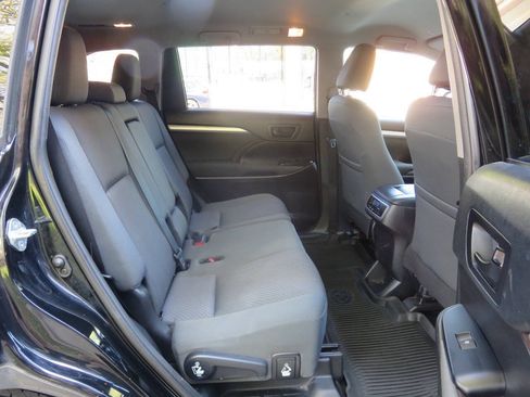 Used 2019 Toyota Highlander LE AWD/4WD image 21