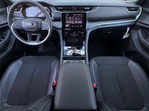 New 2025 Jeep Grand Cherokee L Altitude image 10