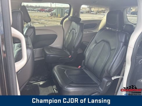 Used 2023 Chrysler Pacifica Touring-L image 35
