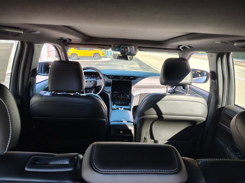 New 2025 Jeep Grand Cherokee Limited image 12