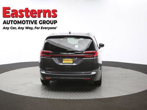 Used 2023 Chrysler Pacifica Touring-L image 39