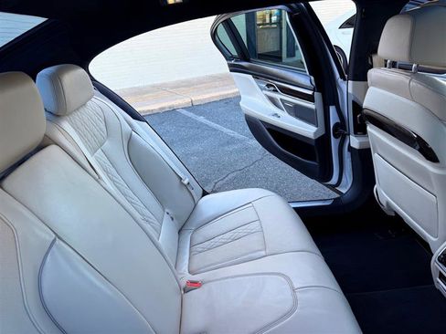 Used 2018 BMW 750i image 26