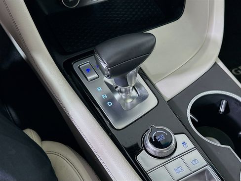 Used 2025 Genesis G70 2.5T image 25