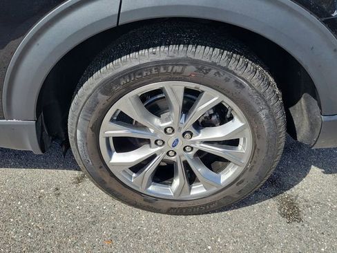 Used 2022 Ford Explorer XLT w/ Equipment Group 202A image 6