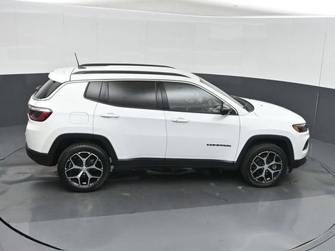 Used 2024 Jeep Compass Latitude w/ Altitude Special Edition AWD/4WD image 35