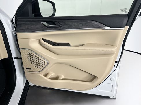 Used 2023 Jeep Grand Cherokee 4WD 4xe w/ Luxury Tech Group II image 34