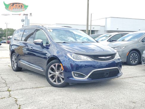 Used 2019 Chrysler Pacifica Limited w/ Tire & Wheel Group FWD image 1