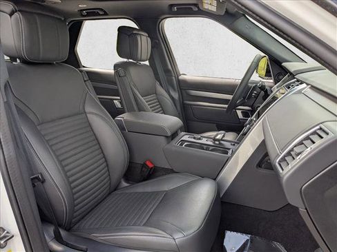 Used 2025 Land Rover Discovery Dynamic SE AWD/4WD image 23