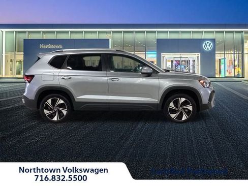 Certified 2025 Volkswagen Taos SE w/ Panoramic Sunroof Package image 2