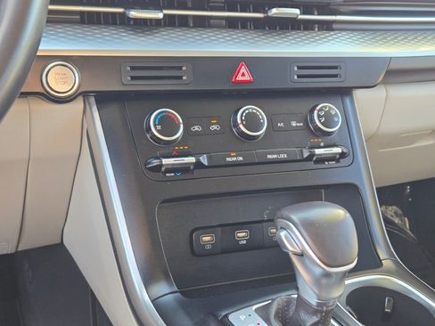 Used 2024 Kia Carnival LX image 25