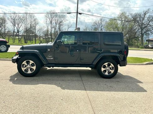 Used 2018 Jeep Wrangler Unlimited Sahara w/ Connectivity Group AWD/4WD image 8