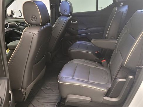 Used 2023 Chevrolet Traverse Premier image 17