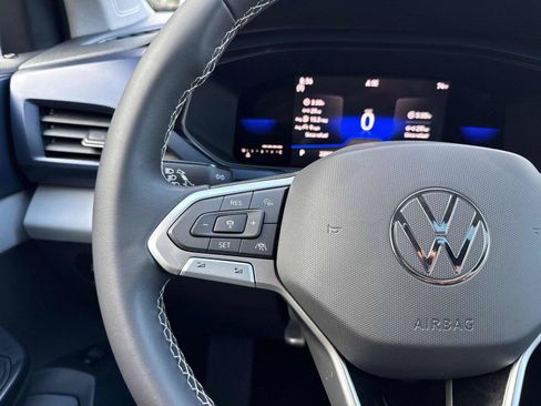 Used 2023 Volkswagen Taos SE w/ Panoramic Sunroof Package FWD image 18