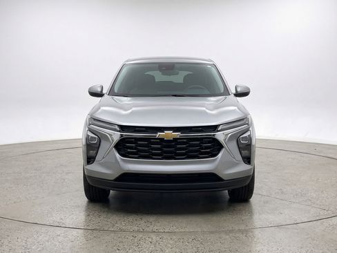 Used 2025 Chevrolet Trax LT image 2