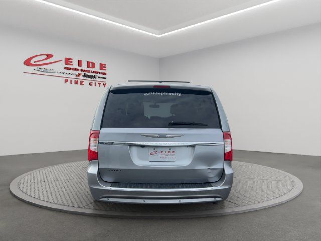 Used 2015 Chrysler Town & Country Touring-L w/ Driver Convenience Group FWD image 9
