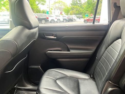 Used 2021 Toyota Highlander XLE AWD/4WD image 17