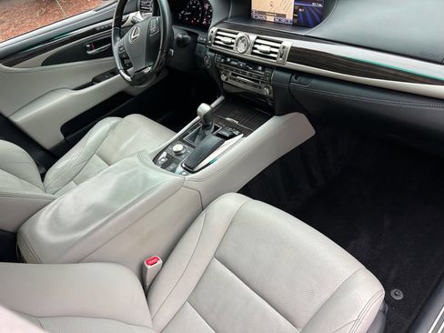 Used 2013 Lexus LS 460 AWD w/ Comfort Pkg image 10