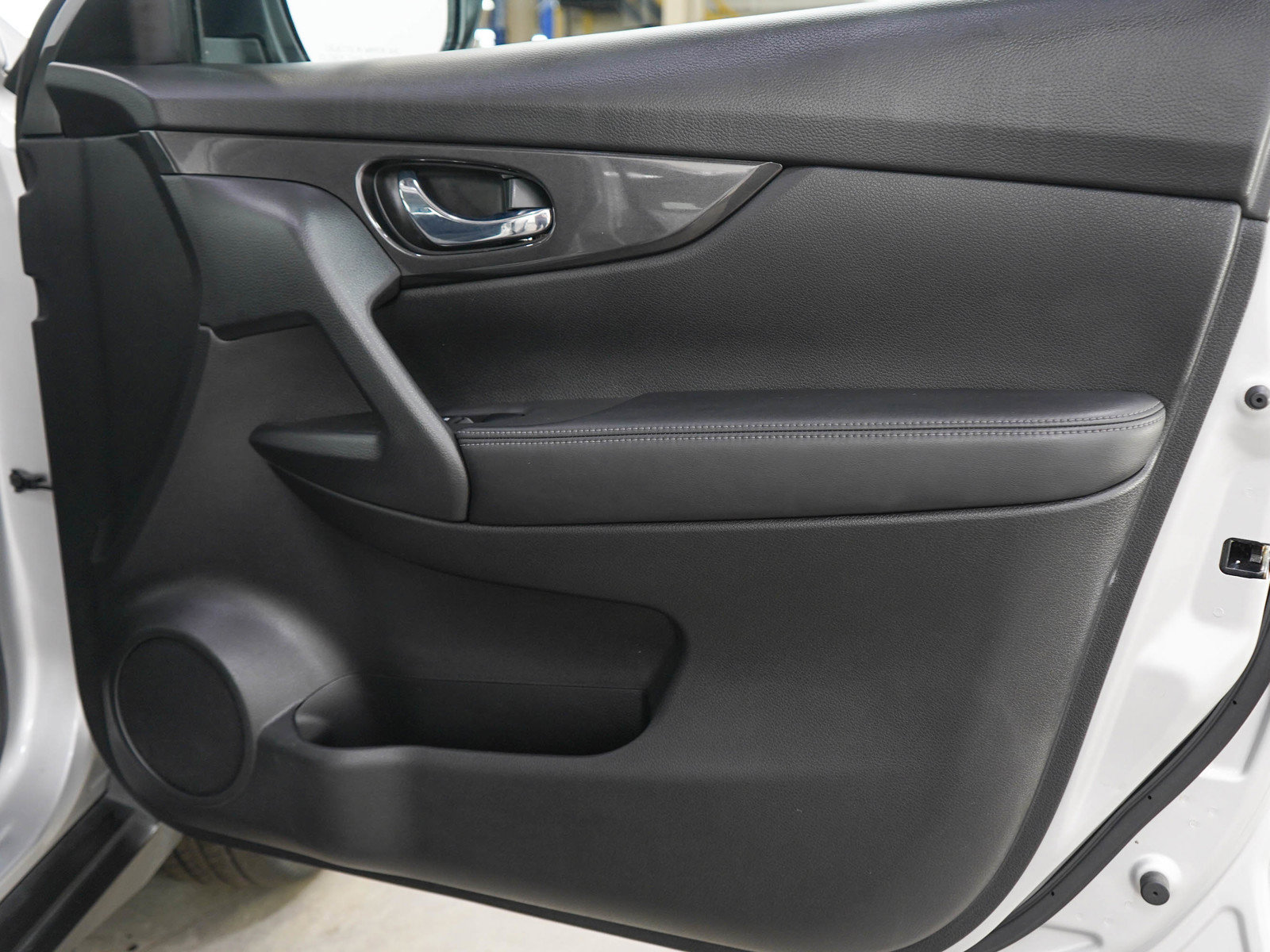 Used 2017 Nissan Rogue S AWD/4WD image 9