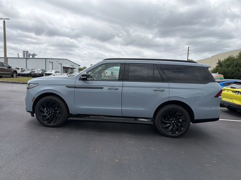 Used 2025 Lincoln Navigator Reserve w/ Jet Appearance Package image 13