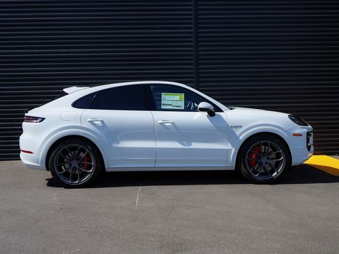 New 2025 Porsche Cayenne Turbo image 8