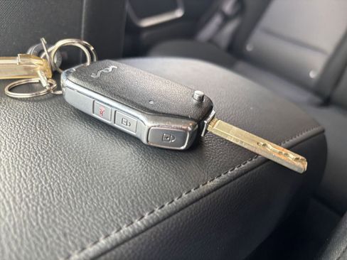 Used 2025 Kia Soul LX w/ LX Technology Package FWD image 21