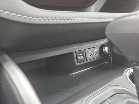 Used 2024 Toyota Highlander XLE AWD/4WD image 25