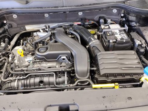 New 2025 Volkswagen Taos SEL image 8