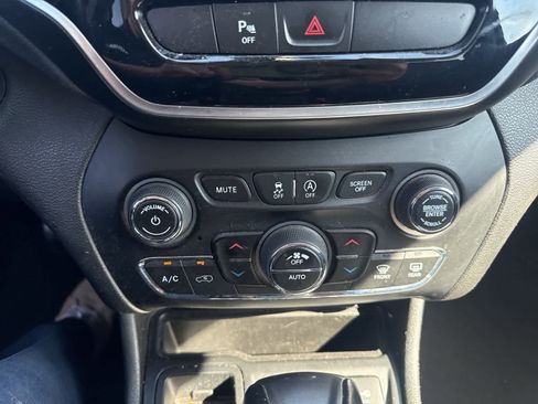 Used 2019 Jeep Cherokee Limited image 23