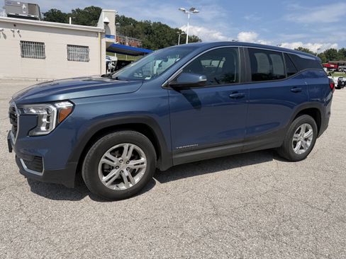 Used 2024 GMC Terrain SLE FWD image 3