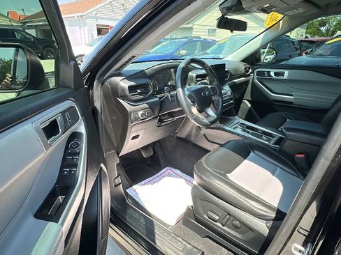 Used 2022 Ford Explorer XLT w/ Equipment Group 202A AWD/4WD image 9