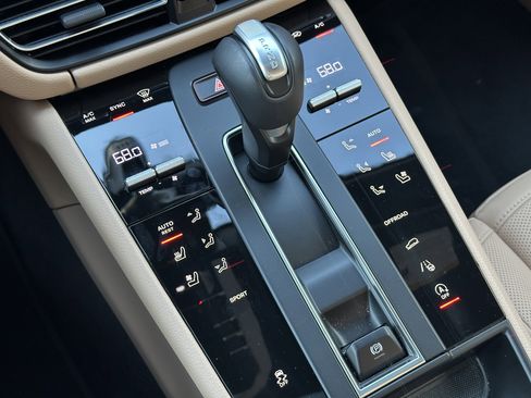 Certified 2025 Porsche Macan AWD/4WD image 21