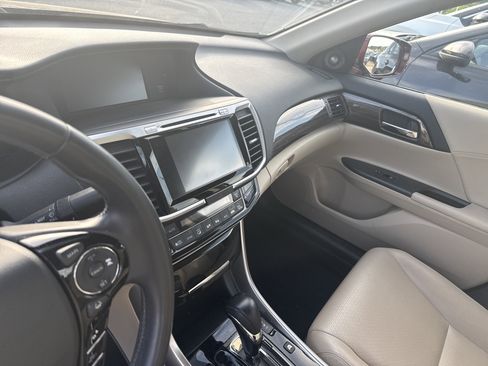 Used 2017 Honda Accord EX-L image 10