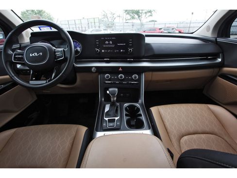 Used 2024 Kia Carnival LX FWD image 11