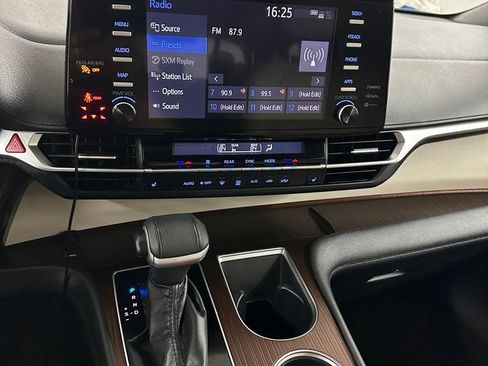 Used 2022 Toyota Sienna XLE AWD/4WD image 21