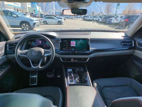 Used 2024 Volkswagen Atlas Peak Edition SE image 31