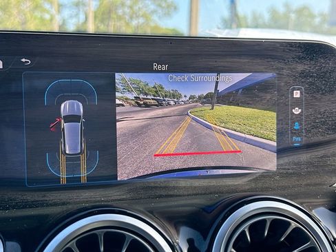 Used 2025 Mercedes-Benz GLB 250 4MATIC image 14