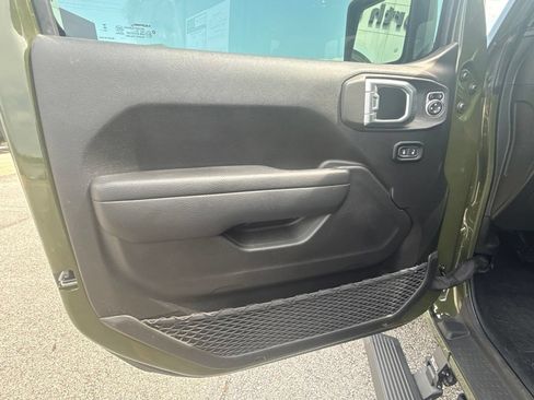 Used 2023 Jeep Gladiator Sport AWD/4WD image 13