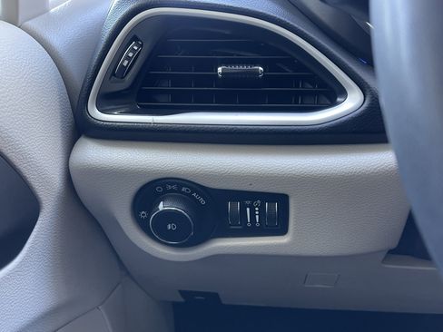 Used 2023 Chrysler Pacifica Touring-L FWD image 40