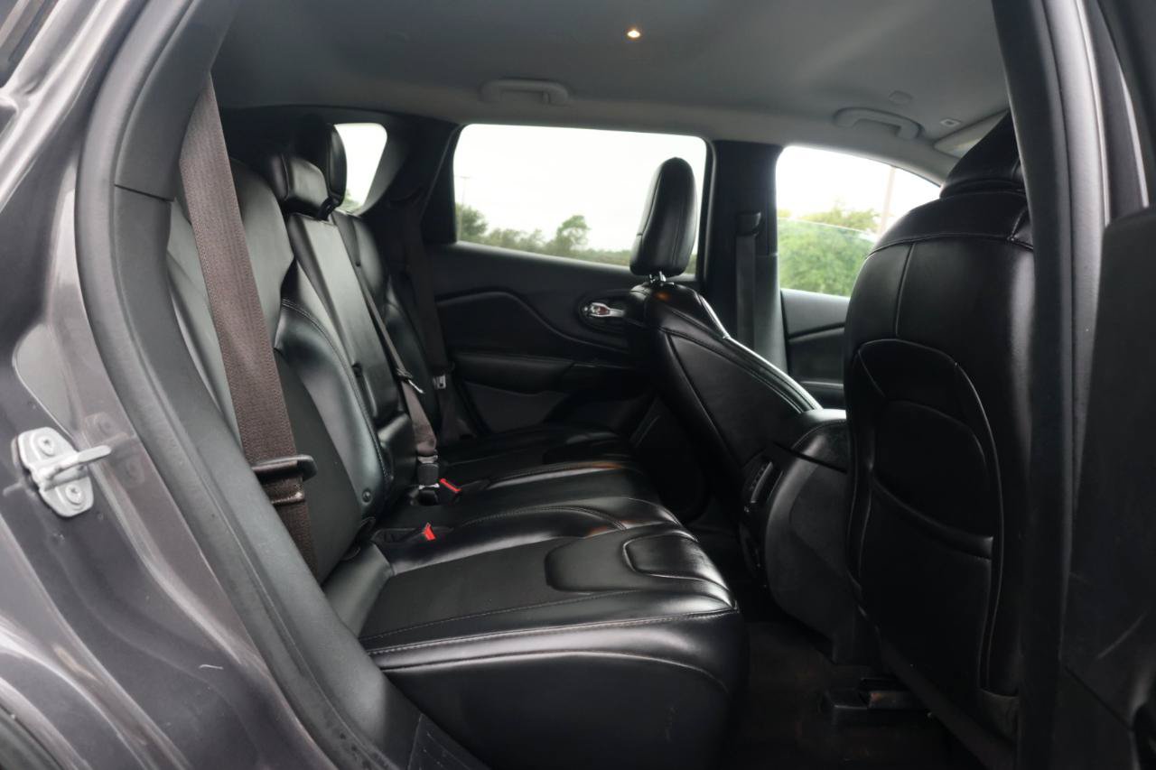 Used 2019 Jeep Cherokee Latitude Plus AWD/4WD image 23