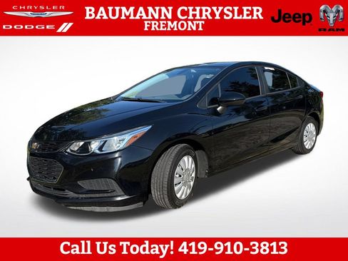 Used 2018 Chevrolet Cruze LS FWD image 2
