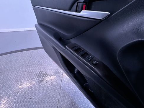 Used 2021 Toyota Camry SE image 32