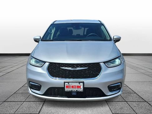 Used 2023 Chrysler Pacifica Touring-L FWD image 2