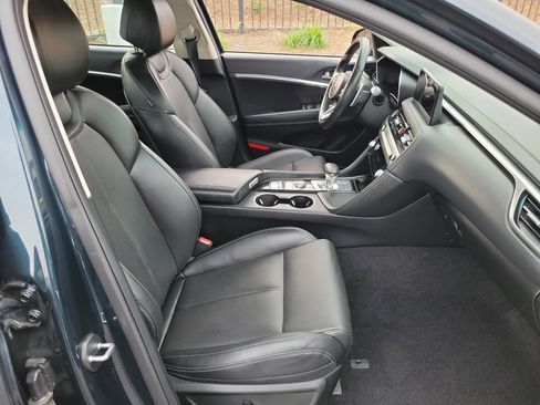 Certified 2025 Genesis G70 2.5T image 20