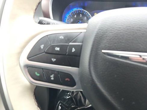 Used 2019 Chrysler Pacifica Limited image 25