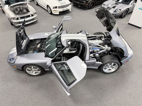 Used 2006 Ford GT RWD image 10
