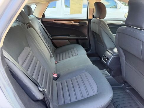 Used 2019 Ford Fusion SE FWD image 19