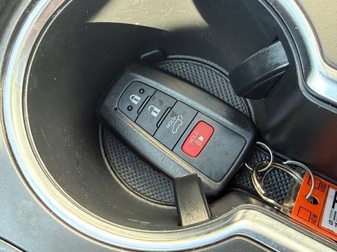 Used 2022 Toyota Highlander XLE FWD image 31