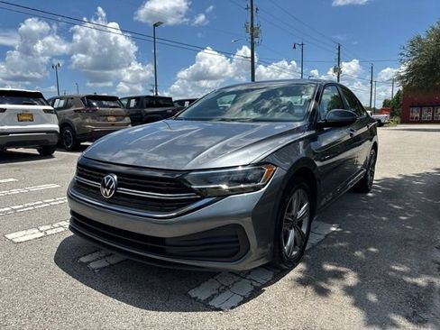 Used 2024 Volkswagen Jetta SE FWD image 4