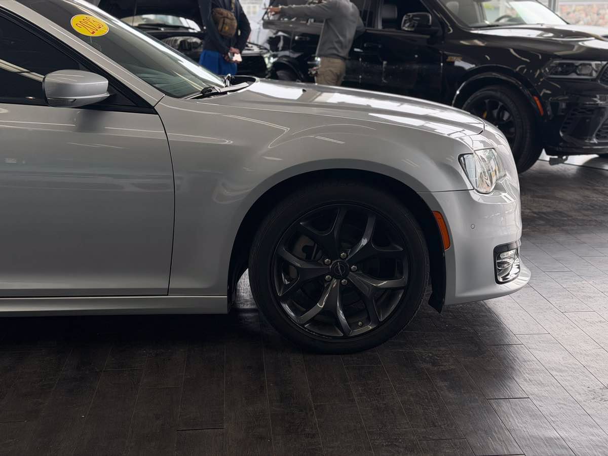 Used 2023 Chrysler 300 S w/ Comfort Group RWD image 5