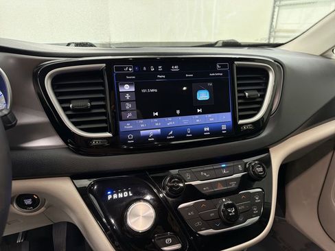 Used 2022 Chrysler Pacifica Touring-L FWD image 28
